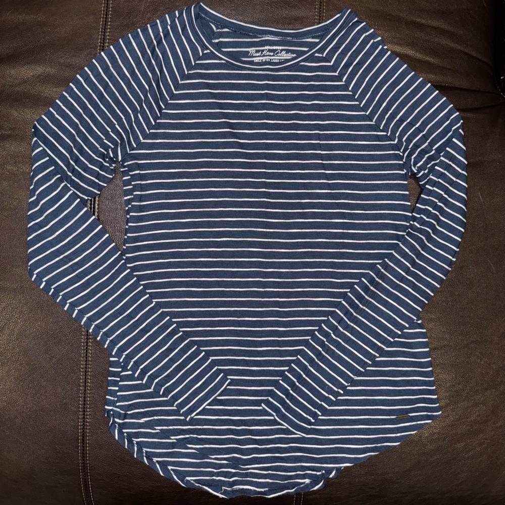Hollister Women's Blue and White Striped Long Sleeve Tee